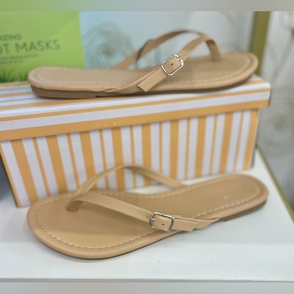 ⭐️NEW⭐️ Flip flop sandals with cute buckle detail (See available sizes) - Picture 1 of 4